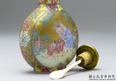 图片[2]-Glass-body painted enamel snuff bottle with a scene of children playing against a gold background, Qing dynasty, Qianlong reign (1736-1795)-China Archive